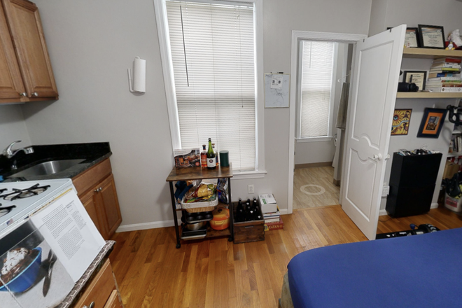 1 - Charming Studio in Central Square – Heat Included, Pet Friendly Apartments