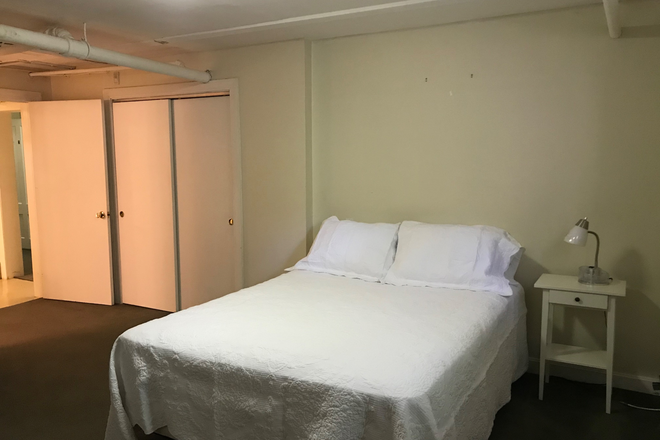 Bedroom - Fabulous quiet building near campus