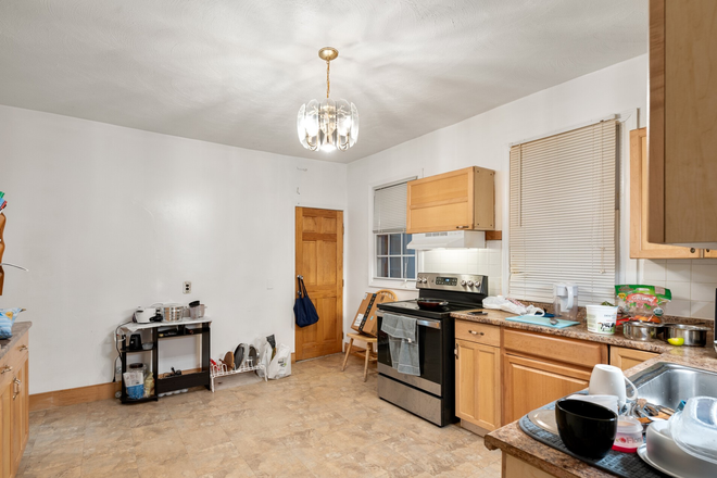 kitchen - Spacious 3 Bedroom in Mission Hill! Condo