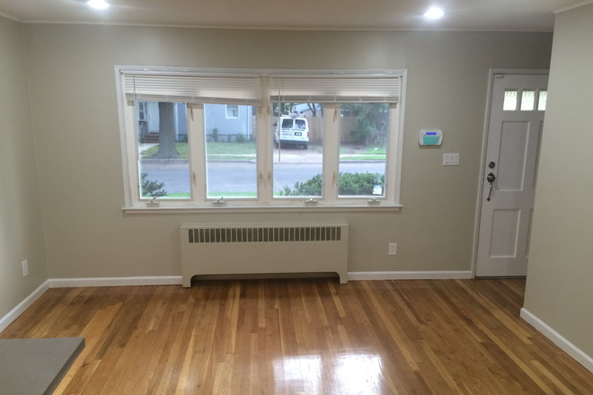 Maple Living Room - Maple Avenue - 6 Bedroom - Available June 2025 House