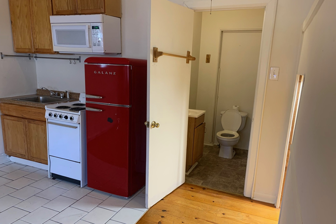 Kitchen - FISHTOWN, Small 1-bedroom  Studio, 1st floor.  Near all transportation, I-95.  $875 monthly w