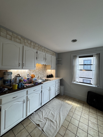 Call NOW for showings! 617-236-8550 - BEACON ST - CHARMIMG BROWNSTONE 2BR/1BA IN KENMORE SQ AVAIL *9/1/2025* W/ H&HW + ELECTRIC INC!