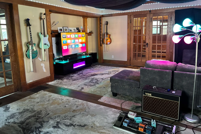Living Room - Spacious House 10m Walk from PMU