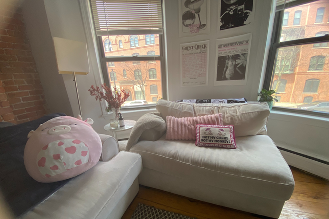 . - ROOM available in a 4bed on Columbus ave