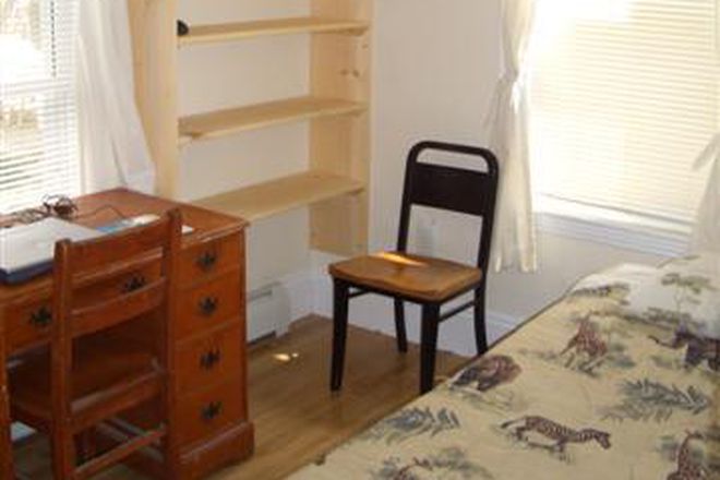 bedroom - 223 Charles St Furnished Harvard/MIT/MGH/Longw post-doc MEN+WOMEN house.
