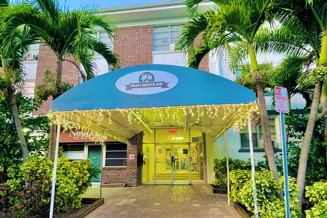 Front entrance of hotel - Palm Grove Inn - Extended Stay Hotel - 0.5 Miles from USF St. Pete Rental