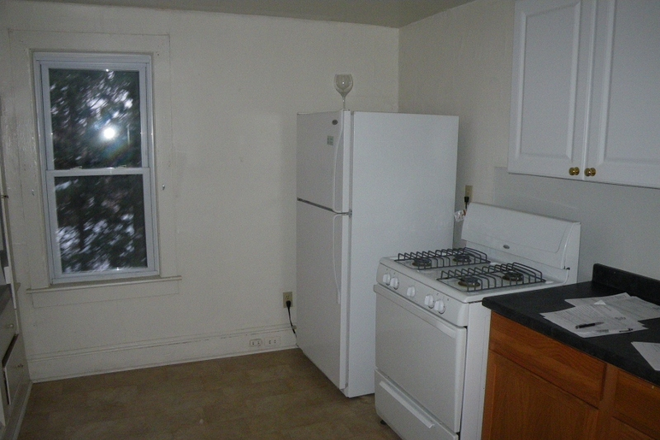 Dining - 2 Bedroom, Walk to UVM, Off street parking Apartments