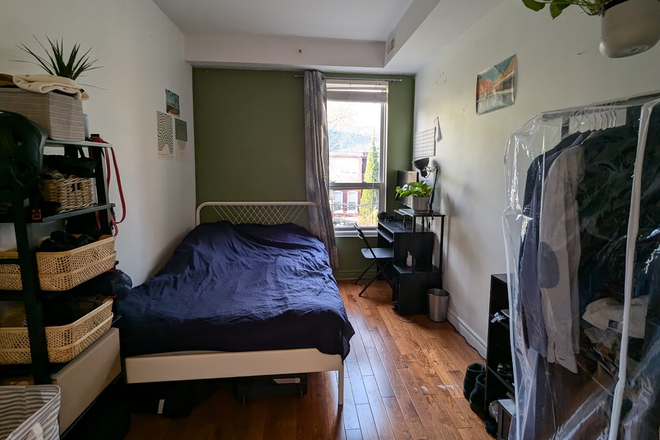 The room with bed and desk - Furnished Room with Private Bath next to University, two other PhD Students Townhome