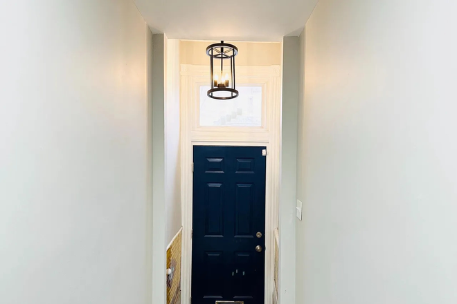 Shared Entrance - Central Baltimore, 1300+ sqft/unit, MAJOR transportation routes Duplex