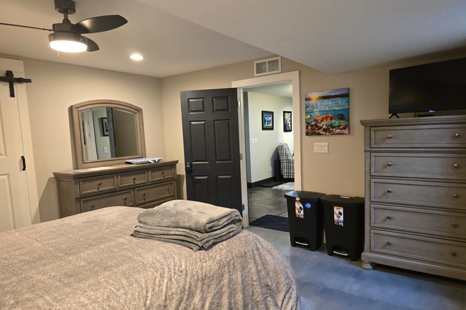 Basement Bedroom - Fully Furnished Basement Bedroom/All Bills and Amenities Included House