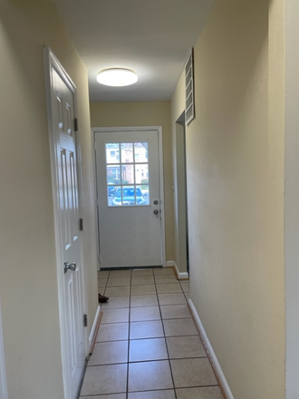 Entrance Hallway - 4 Bedroom 2.5 Bath near UMD can ride a bike to campus and close to METRO Townhome
