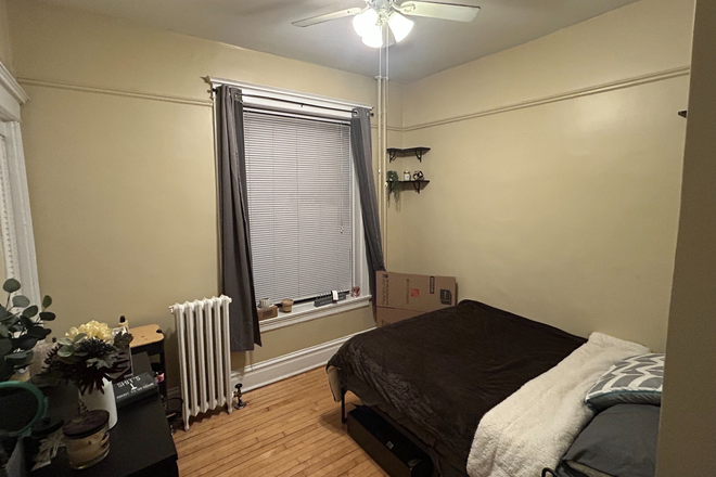 Bedroom - 2 BR 1 B Apartment Near UIC Campus