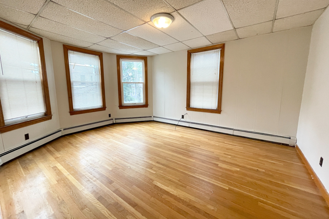 bedroom - Spacious 4 Bed | Laundry in Unit | Walk to Orange and Green Lines! Condo