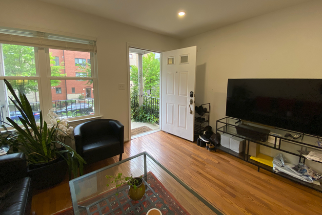 Living room - 0.6 mile to Howard Uni-1.5 miles to GWU-2 miles to GTU-20-25 minutes metro ride to Tenleytown/AU M