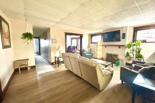 Living Room - Large 6 Bedroom Home Walkable to Campus