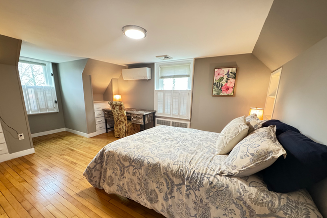 bedroom 1 - 6/1/26-8/30/26 summer sublet, furniture included. Great location Hassel free moving in with luggage House