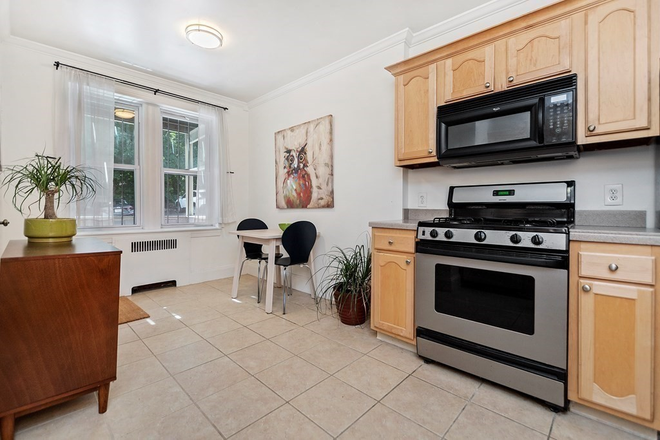LIVING - SPACIOUS 3 BED WITH HEAT AND HOT WATER INCLUDED! 8/1/25!