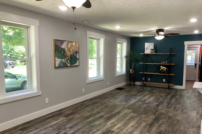 Living/Dining area - Remodeled 3 bedroom, two blocks from campus House