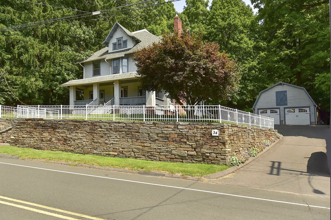Outside street view - Beautiful Victorian House in Vernon