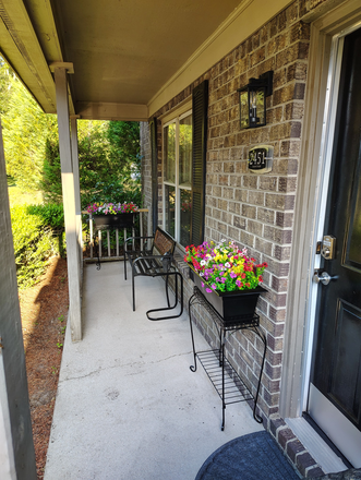Front Porch - Pure Southern Comfort Townhome, fully furnished and everything's included!