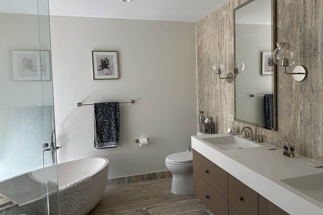Bathroom/tub - Luxury Apartment in Brooklyn Waterfront available from June 20 – 30 and July 18 – August 15