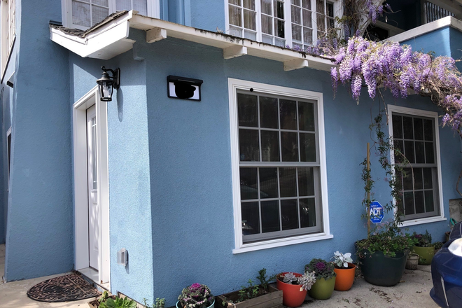 ADU with private entrance - Large, quiet furnished studio