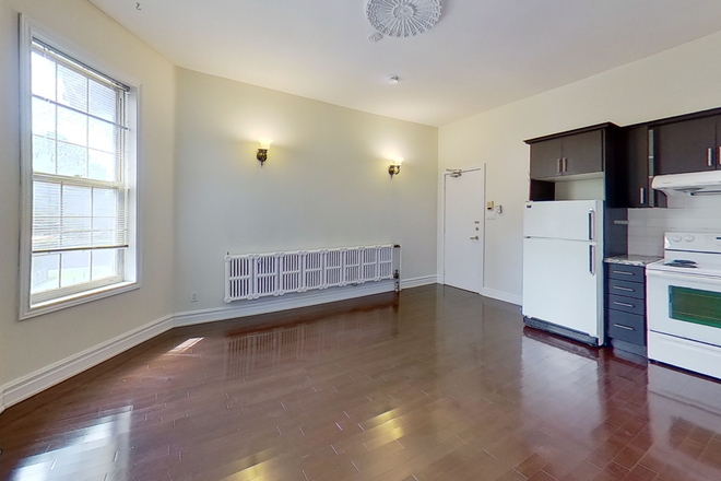 Living Room - 273 St George Street #4: Spacious 1 bed, 1 bath unit located in the heart of the Annex