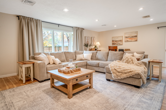 Living Room - Beautifully, Fully Furnished 3/2 Home 4.2 miles from Purdue