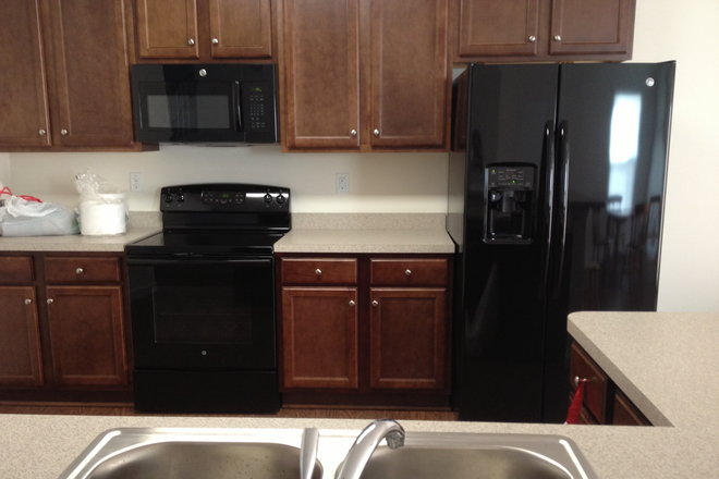 Kitchen - Townhouse on 43rd street, across street from the ODU campus (Next to Baseball Facility)
