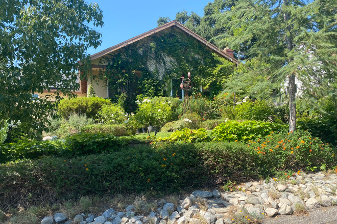 Exterior of home - ART CENTER ALUMNI-renting a Comfortable Tujunga Home tucked along the foothills. Close t