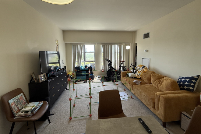 - - Close to Campus! Spacious 1 bed 1.5 w/ Heat & Hot Water Included, Laundry in Unit, Parking Included