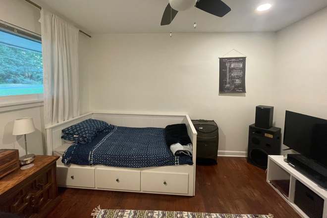 Comfortable Single Bed (with sheets and drawer storage) - SHORT TERM SUBLET Private room+study+private bathroom in house close to Emory