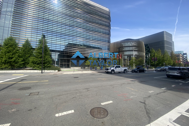 ISEC - Cute 2 Bedroom off of Columbus!! Laundry in Unit!! Apartments