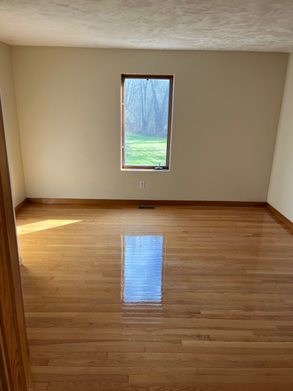Bedroom - 625 East Pleasant Street Apartments