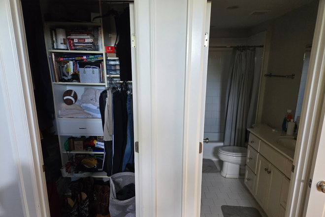 Upstairs closet & bath - Spacious 3 bed 3.5 bath Townhouse Less Than 10 min Walk from Campus