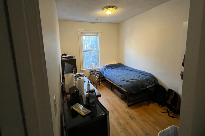 Bedroom - Private bedroom 5 minute walk from campus available May through August (Summer I & II):