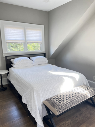 Bedroom - Cozy modern carriage apt.