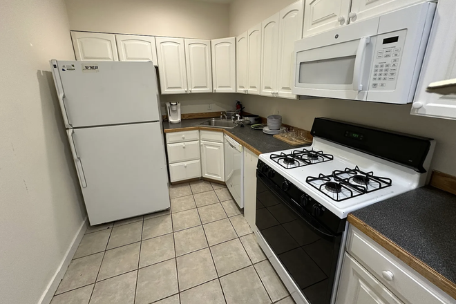 Kitchen - *SUMMER SUBLETTING* - PRIVATE ROOMS, FURNISHED, PARKING SPOT INCLUDED Townhome