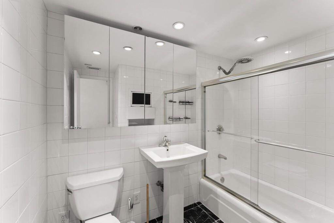 bathroom - Spacious house in family friendly neighborhood