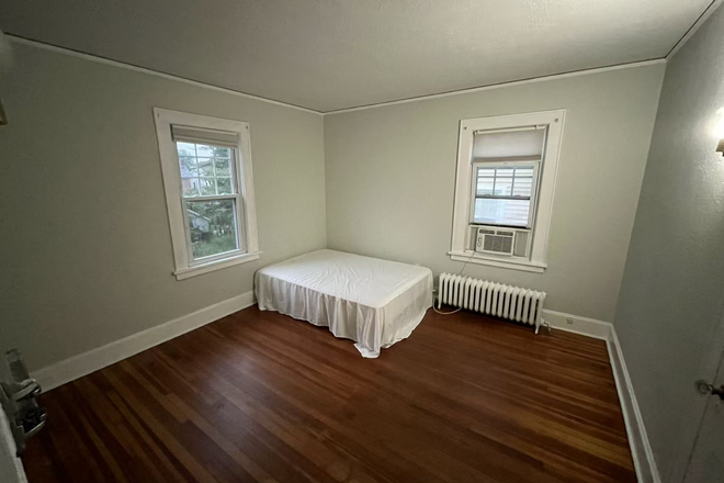 bedroom - downtown stamford--One bedroom for student/professionals $975