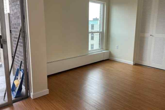 living - 1/2 feeFantastic location! beautiful condo in a high-rise on Mass ave