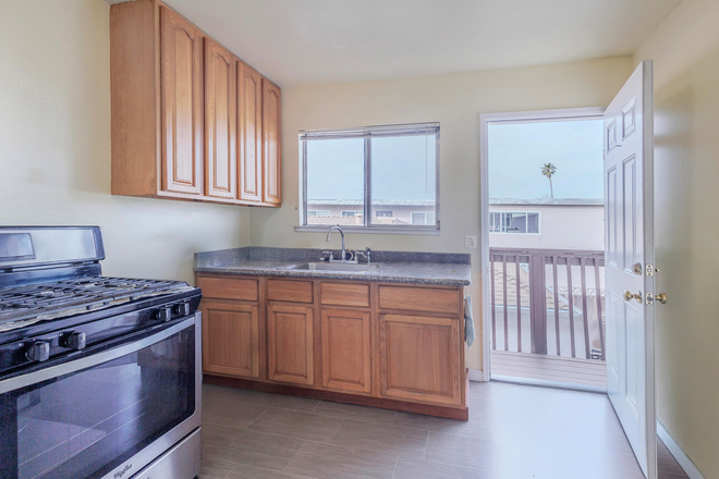 kitchen - 2 Bedroom Apartment on Dwight Way close to Campus