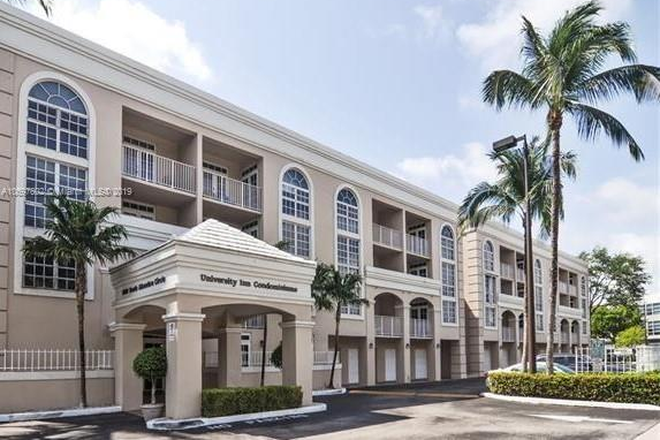 Entrance - Walking Distance to Campus. No PARKING PASS NEEDED Condo