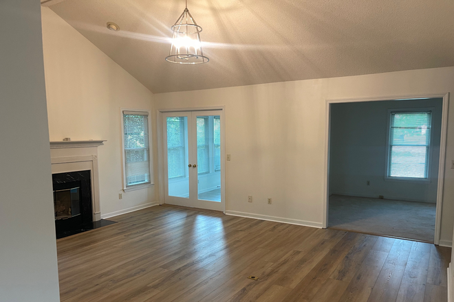 Living Room - Updated 3 Bed/2 Bath Home, charming James Island neighborhood, 15 min from MUSC