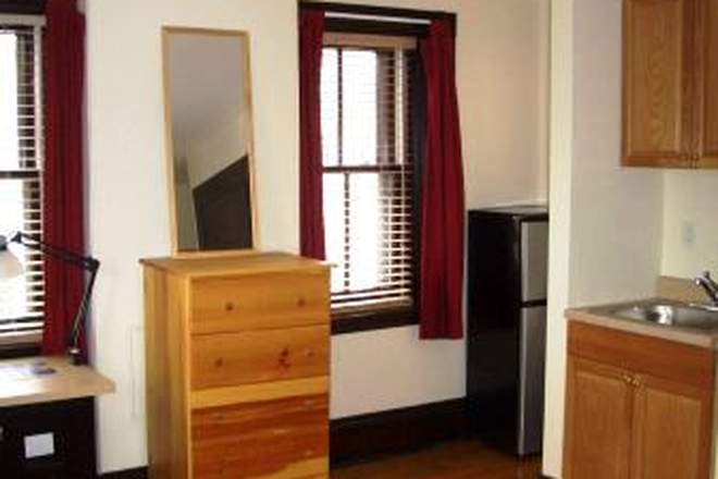 bedroom - 29 Ware St/Harvard Yard Harv/MIT/MGH/Longw furnished post-doc house . Util+ITincl