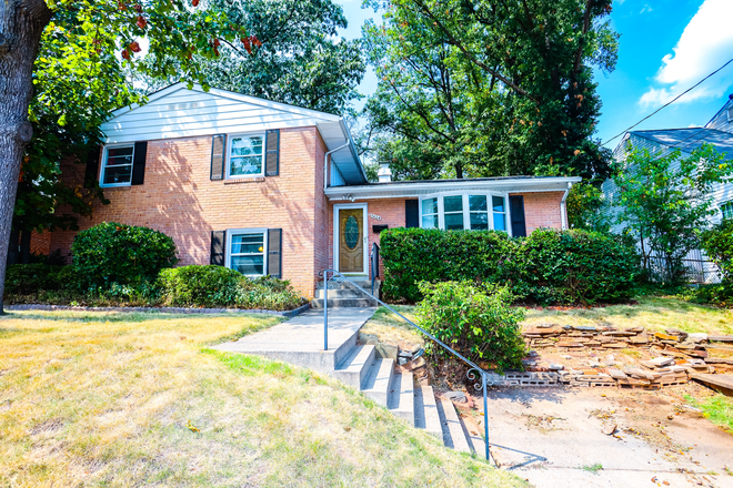 Exterior - Large bedroom with private bath walking distance to UMD