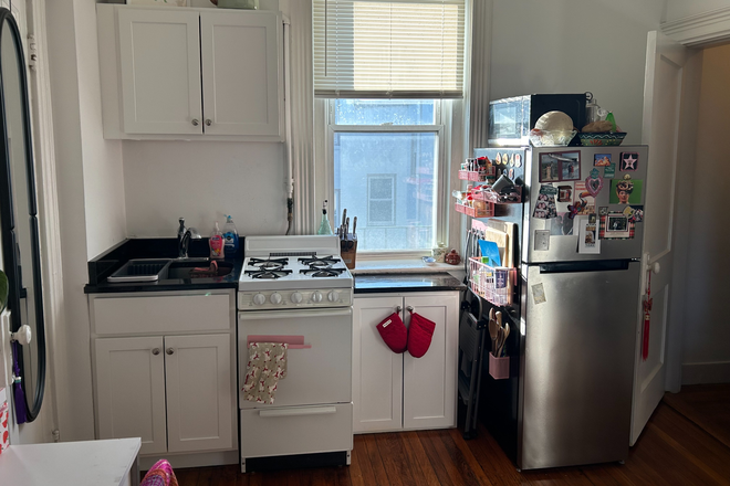 Kitchen - Fully Furnished, Sunny Studio in Fenway – Summer Sublet Apartments