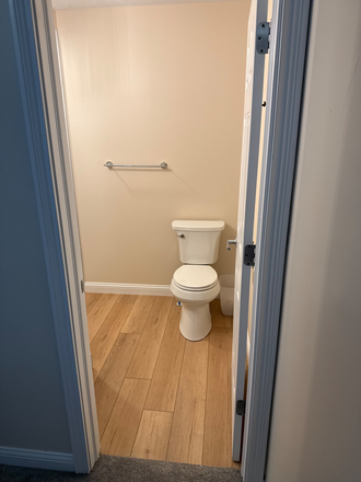 En suite bathroom - 4 Bedrooms with 3 full baths and one half bath Townhouse in Dublin Village on the LaSalle Trail!
