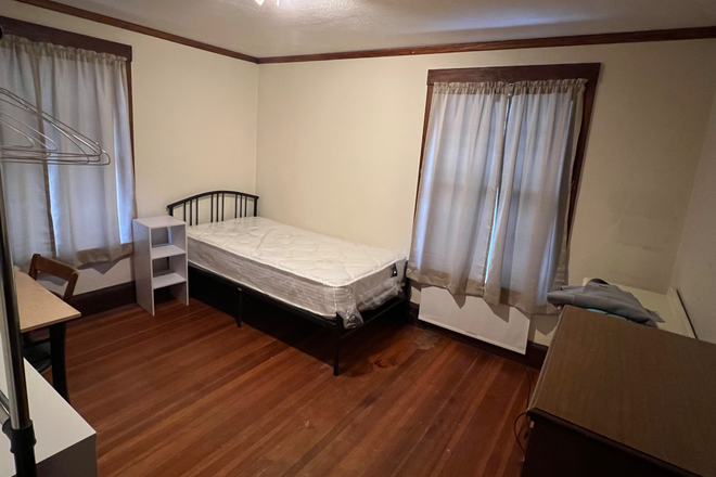 Second floor bedroom - Furnished room for rent next to campus House