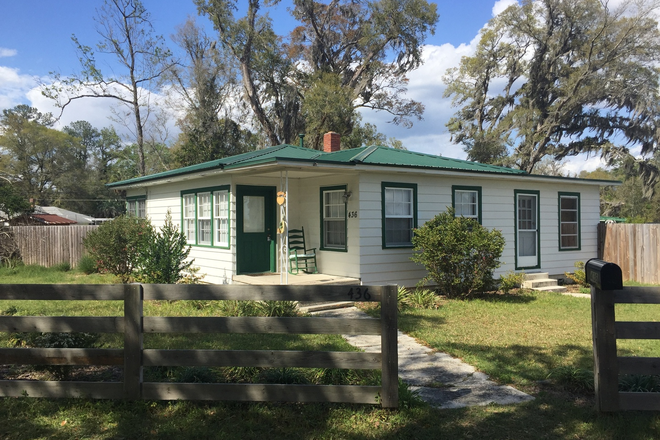 Photo - Pet Friendly 3BR/2BA Bungalow located in Gainesville Heights Available Mid-August! House